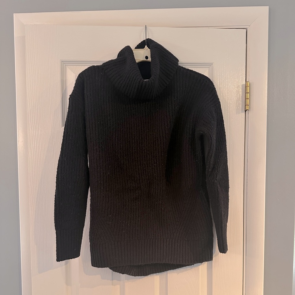 Old Navy Women’s Black Turtleneck Sweater - Small